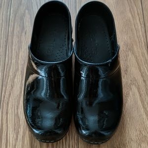 Sanita clogs black patterned leather